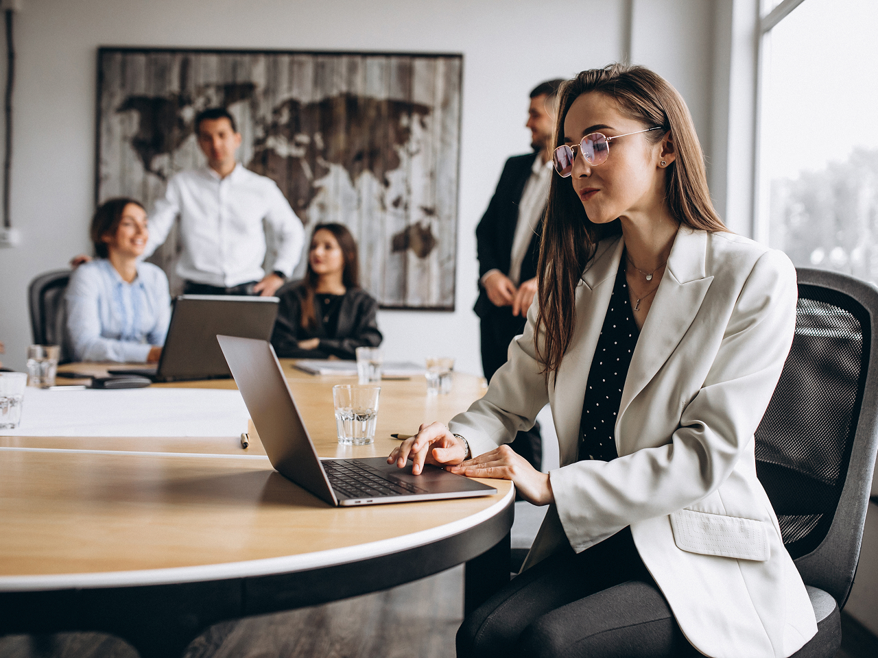 Kobieta pracuje przy laptopie
